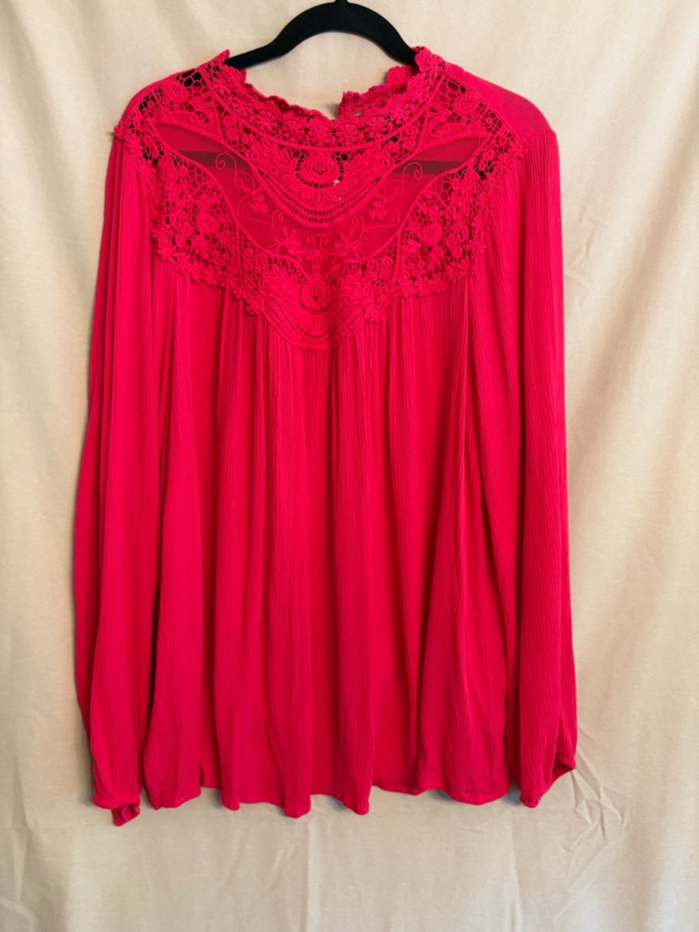 Torrid Fuchsia Crinkle Gauze Blouse Peasant Sleeves Keyhole Back Crochet Lace